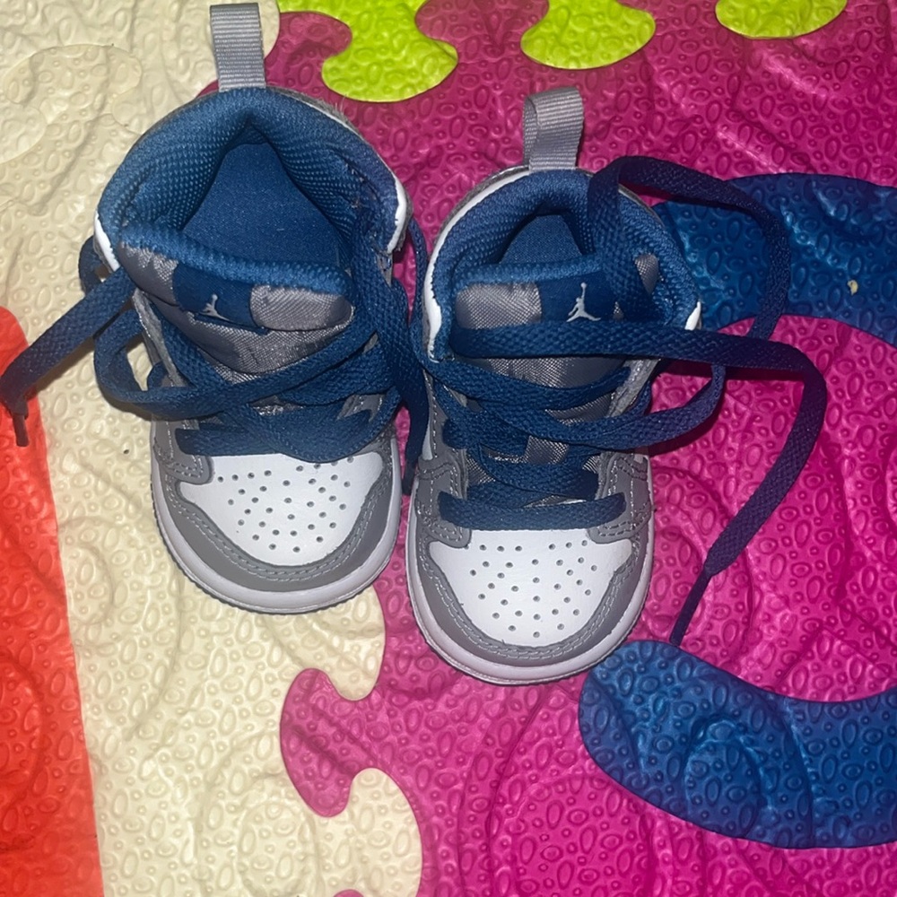 Jordan 1 Mid is 3c